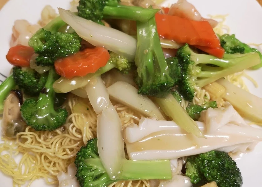 Chicken chow mein - New Ocean King Chinese takeout Winnipeg